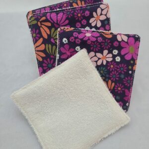 Lot de lingettes réutilisables violet avec des fleurs oranges rose et vert kaki