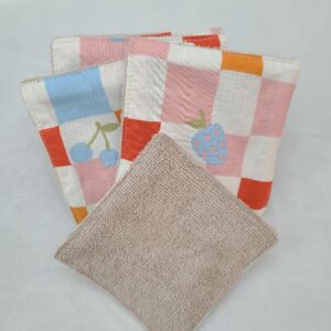 Lot de lingettes lavables a carreaux rouges et blancs avec des fruits bleu ciel
