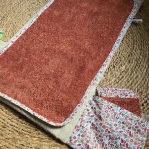 Matelas à langer nomade en éponge rouille et tissu fleuri