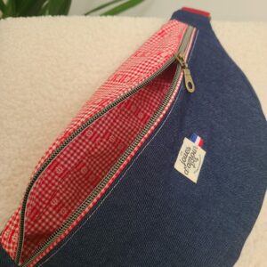 sac banane jean et coton rouge ouverte pour voir la doublure