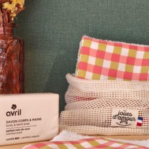 savon , lingettes et pochon en coton