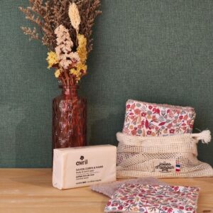 lingettes reutilisables et sachet de transport en coton avec un savon