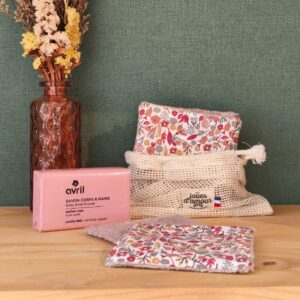 savon à la rose avec lingettes réutilisables fleuries et son sachet en coton beige