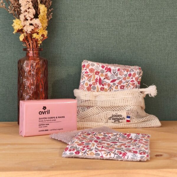 savon à la rose avec lingettes réutilisables fleuries et son sachet en coton beige