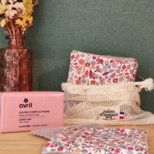 lingettes reutilisables par lot de 8 et son savon à la rose de chez avril