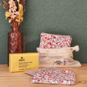 Lot avec lingettes démaquillantes reutilisables et savon senteur fleur de tiaré