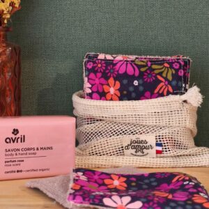 lingettes reutilisables violettes avec des fleur et son sachet en coton beige
