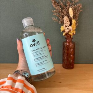 Main tenant une eau micellaire en format 500ml