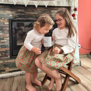 deux jeunes filles portant une jupe en liberty vert et rouge en coton